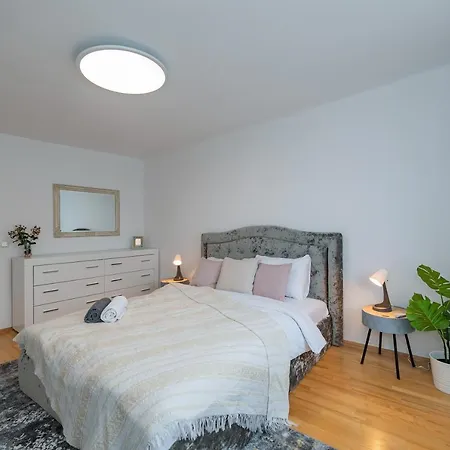 Family 1 Bd Old Town By Hostlovers